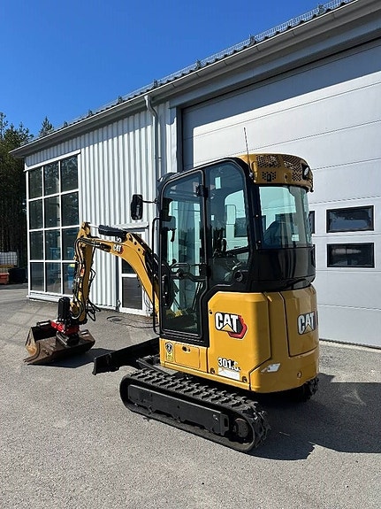 CAT 301.8 minigrävare med rotortilt och skopor 3 of 5