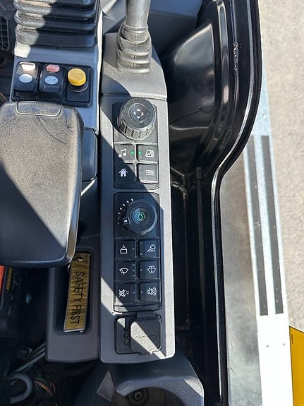 CAT 301.8 minigrävare med rotortilt och skopor 9 of 17
