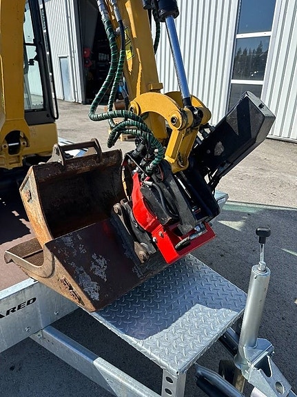 CAT 301.8 minigrävare med rotortilt och skopor 12 of 17