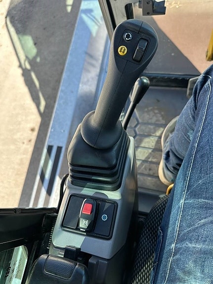 CAT 301.8 minigrävare med rotortilt och skopor 10 of 17