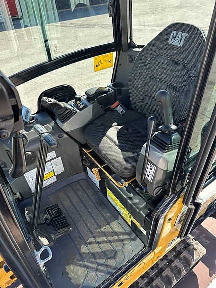 CAT 301.8 minigrävare med rotortilt och skopor 5 of 5
