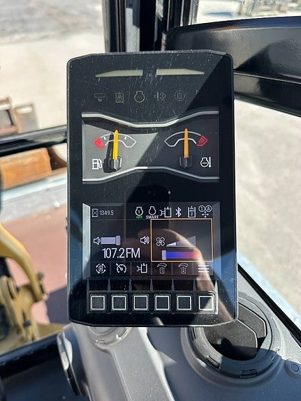 CAT 301.8 minigrävare med rotortilt och skopor 7 of 17