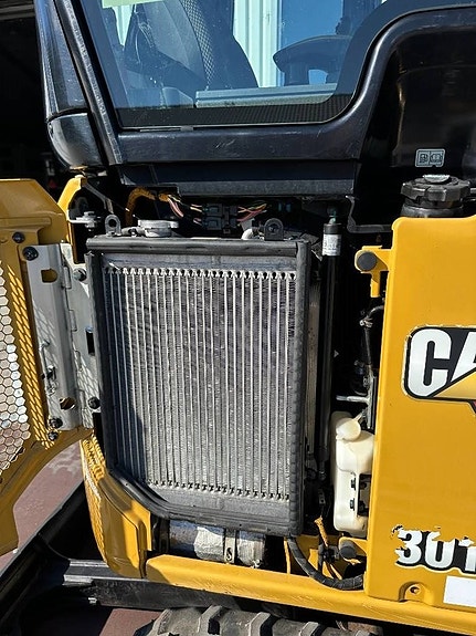 CAT 301.8 minigrävare med rotortilt och skopor 13 of 17
