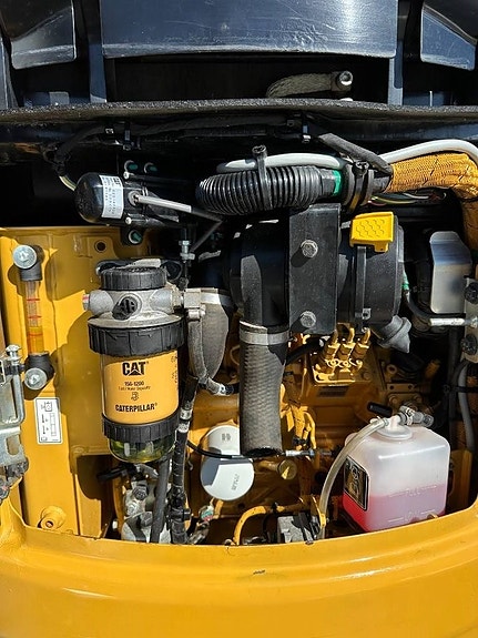 CAT 301.8 minigrävare med rotortilt och skopor 6 of 17