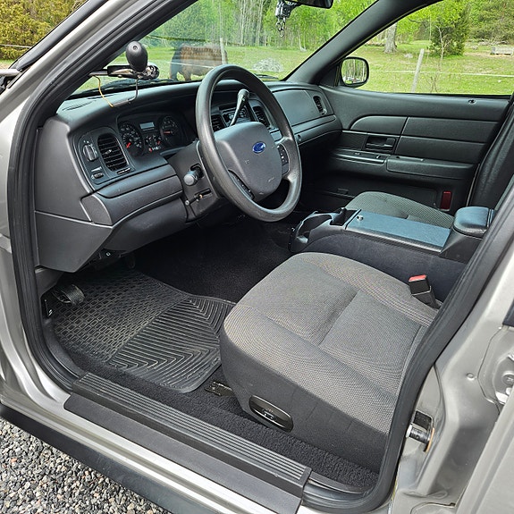 Ford Crown Victoria 6 of 12