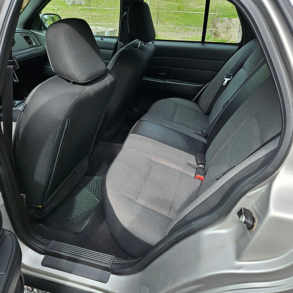 Ford Crown Victoria 11 of 12