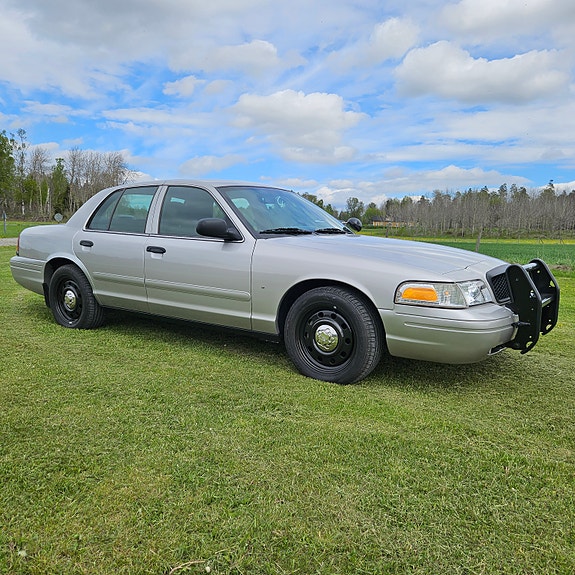 Ford Crown Victoria 2 of 12