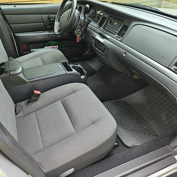 Ford Crown Victoria 10 of 12