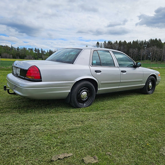 Ford Crown Victoria 3 of 12