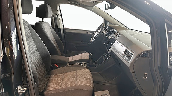 Volkswagen Touran 3 of 5