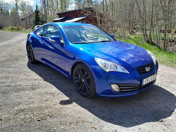 Hyundai Genesis 2 of 6