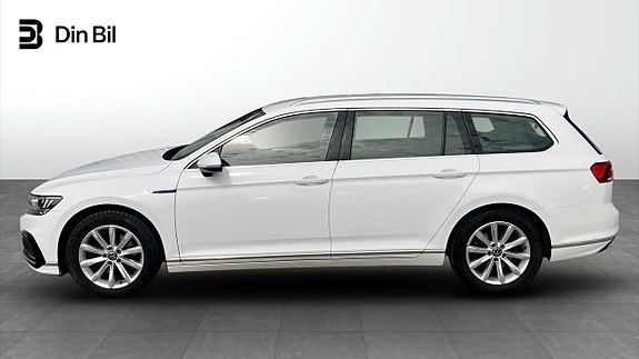 Volkswagen Passat 2 of 5