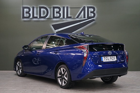 Toyota Prius 4 of 5