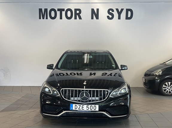 Mercedes-Benz E220 2 of 14