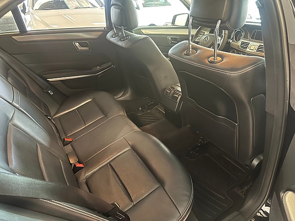Mercedes-Benz E220 14 of 14