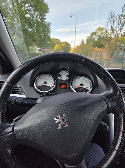 Peugeot 207 2 of 8