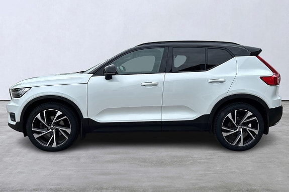 Volvo XC40 2 of 15