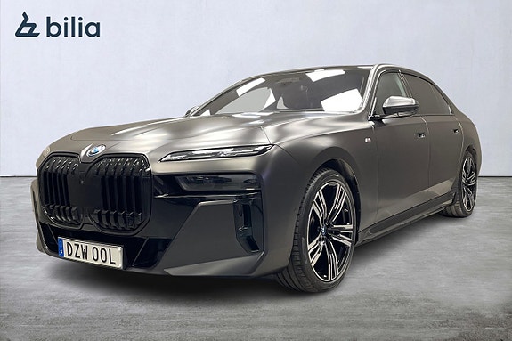 BMW i7 3 of 5