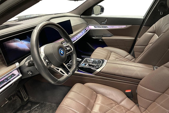 BMW i7 7 of 14