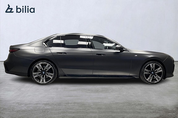 BMW i7 2 of 5
