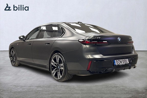 BMW i7 5 of 5
