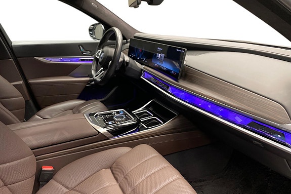 BMW i7 9 of 14