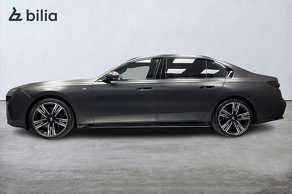 BMW i7 4 of 5