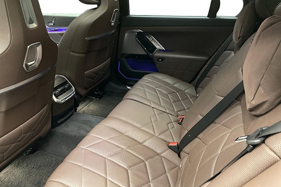 BMW i7 8 of 14