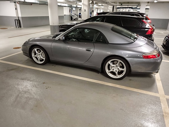 Porsche 911 Carrera 4 2 of 5