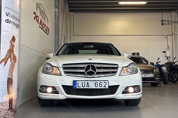 Mercedes-Benz C180 4 of 5