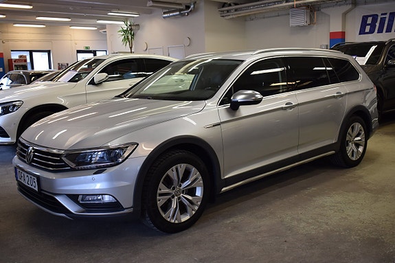 Volkswagen Passat Alltrack 3 of 5