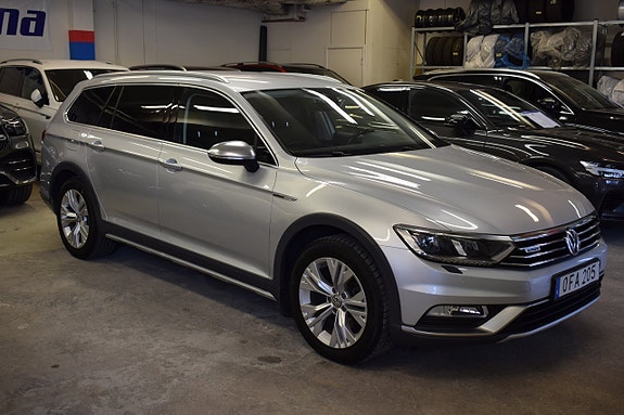 Volkswagen Passat Alltrack 2 of 5