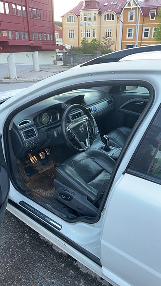 Volvo V70 2 of 3