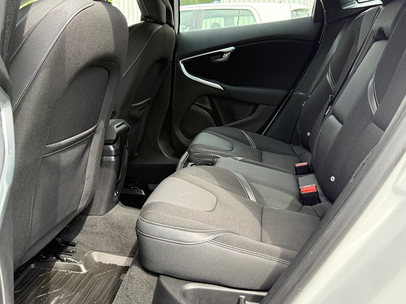 Volvo V40 13 of 15