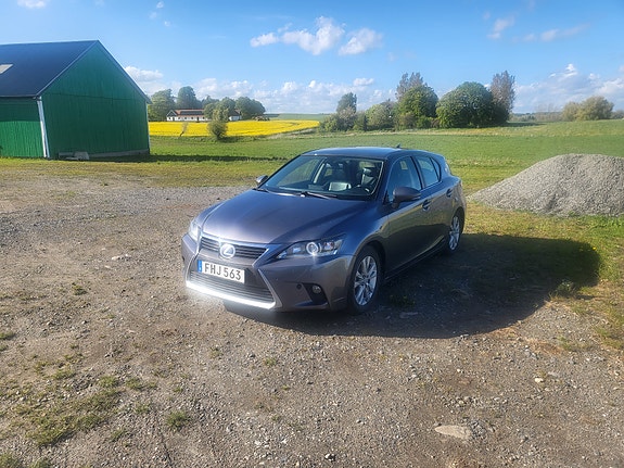 Lexus CT200h 2 of 11