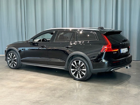 Volvo V60 Cross Country 4 of 5