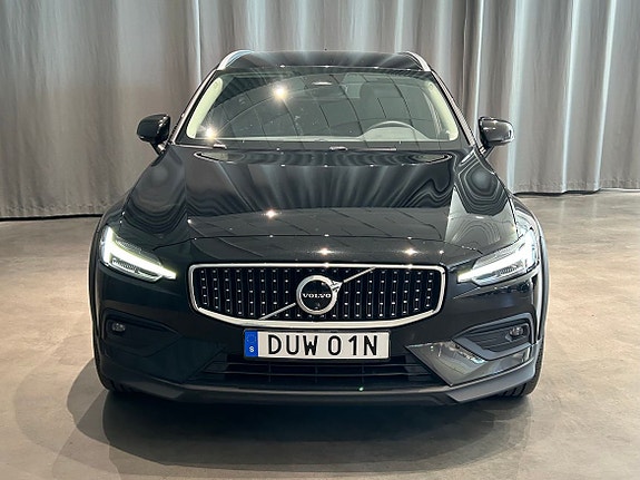 Volvo V60 Cross Country 2 of 5