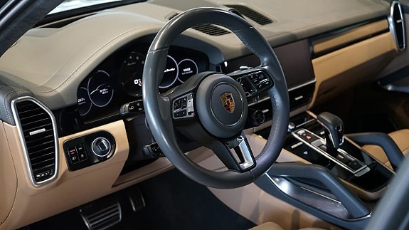 Porsche Cayenne Turbo 4 of 5
