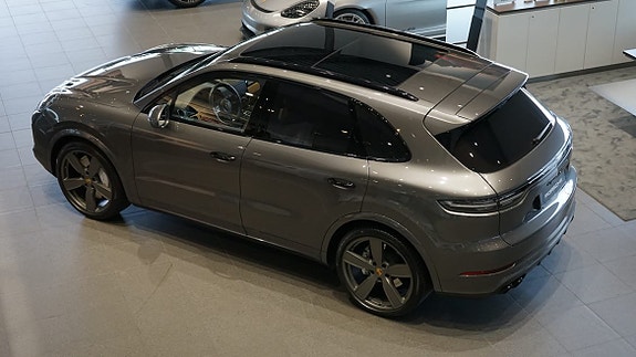 Porsche Cayenne Turbo 3 of 5