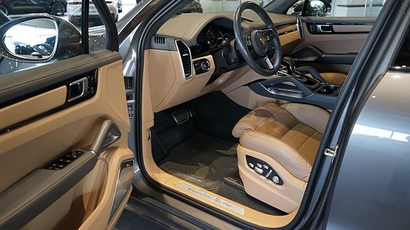 Porsche Cayenne Turbo 5 of 5