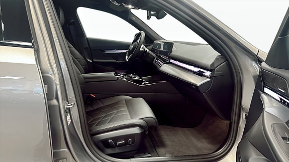 BMW i5 3 of 5