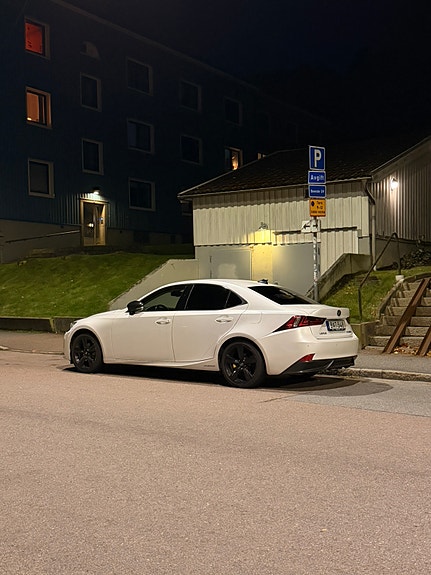Lexus IS300h 2 of 6