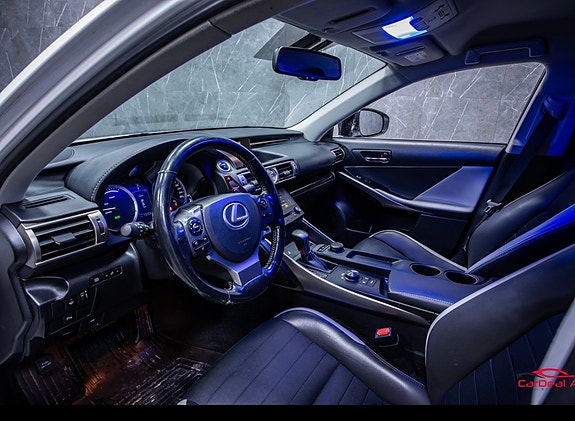 Lexus IS300h 6 of 6