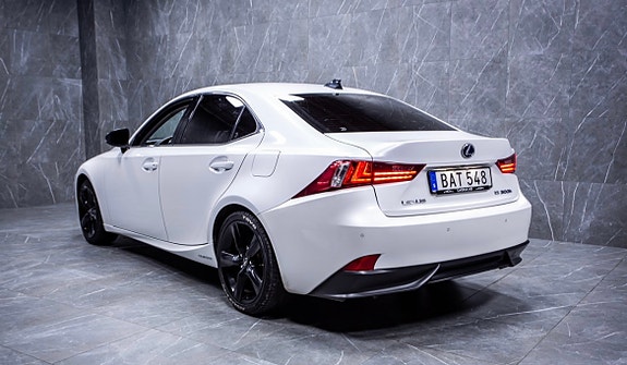 Lexus IS300h 3 of 6