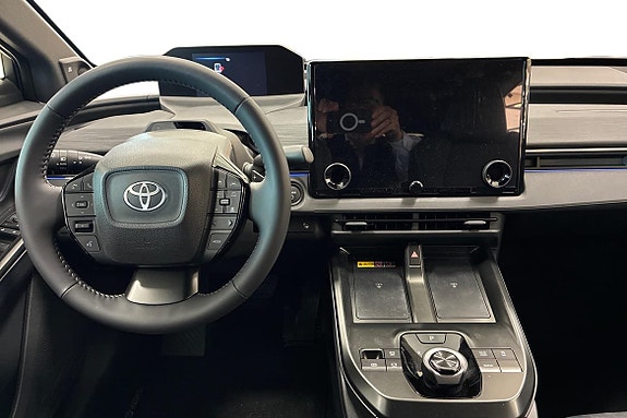 Toyota C-HR+ 8 of 18