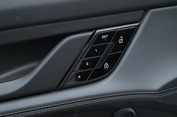 Porsche Taycan Turbo 12 of 27