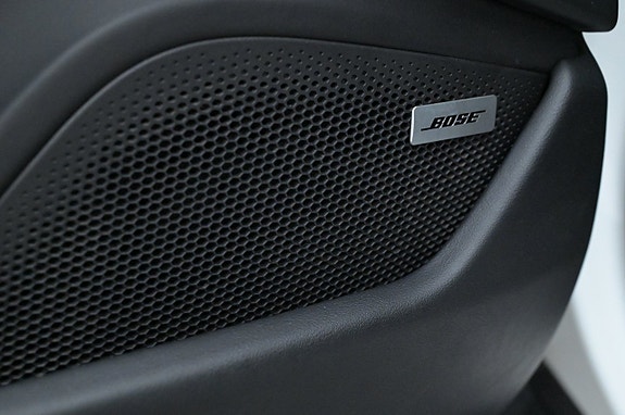 Porsche Taycan Turbo 13 of 27