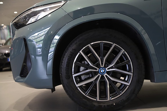 BMW iX1 4 of 5