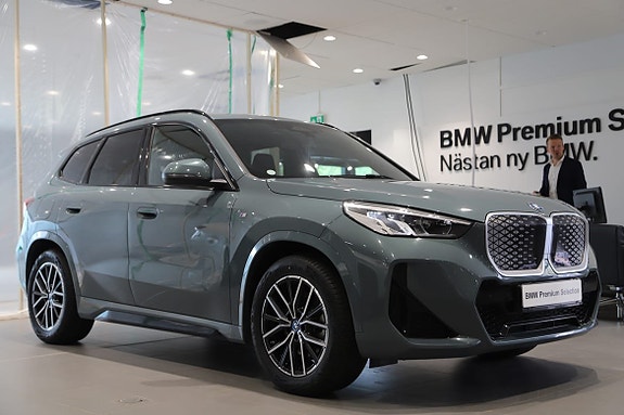 BMW iX1 2 of 5