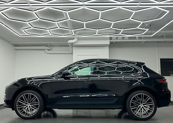 Porsche Macan S 2 of 22
